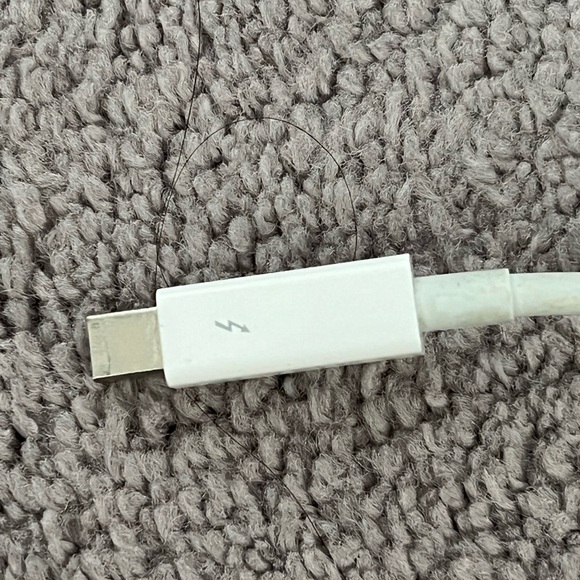 Apple A1433 Thunderbolt to Gigabit Ethernet Adapter - MD463LL/A - Picture 2 of 5